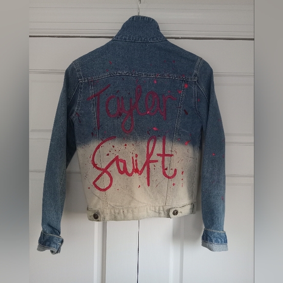 VINTAGE CUSTOM HAND PAINTED TAYLOR SWIFT BLUE & PINK  DENIM JACKET SIZE SMALL - Picture 1 of 5